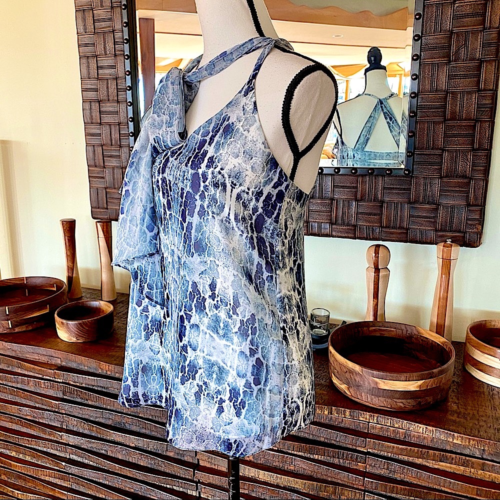 💙HAUTE HIPPIE, XS , Ribbon tie top.NWT !  GORGEOUS TOP !🌷Sultry, yet classy 💙